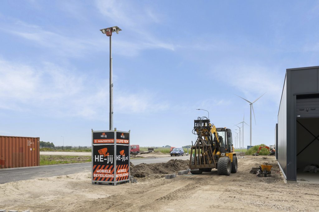 Mobiele cameramast op bouwplaats