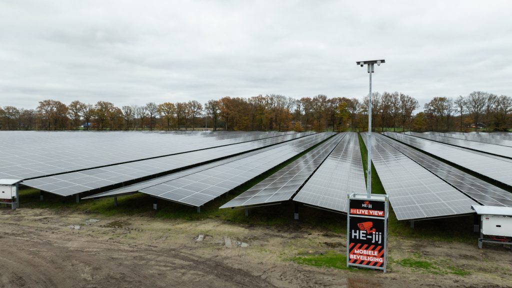 Mobiele cameramast bij zonnepark